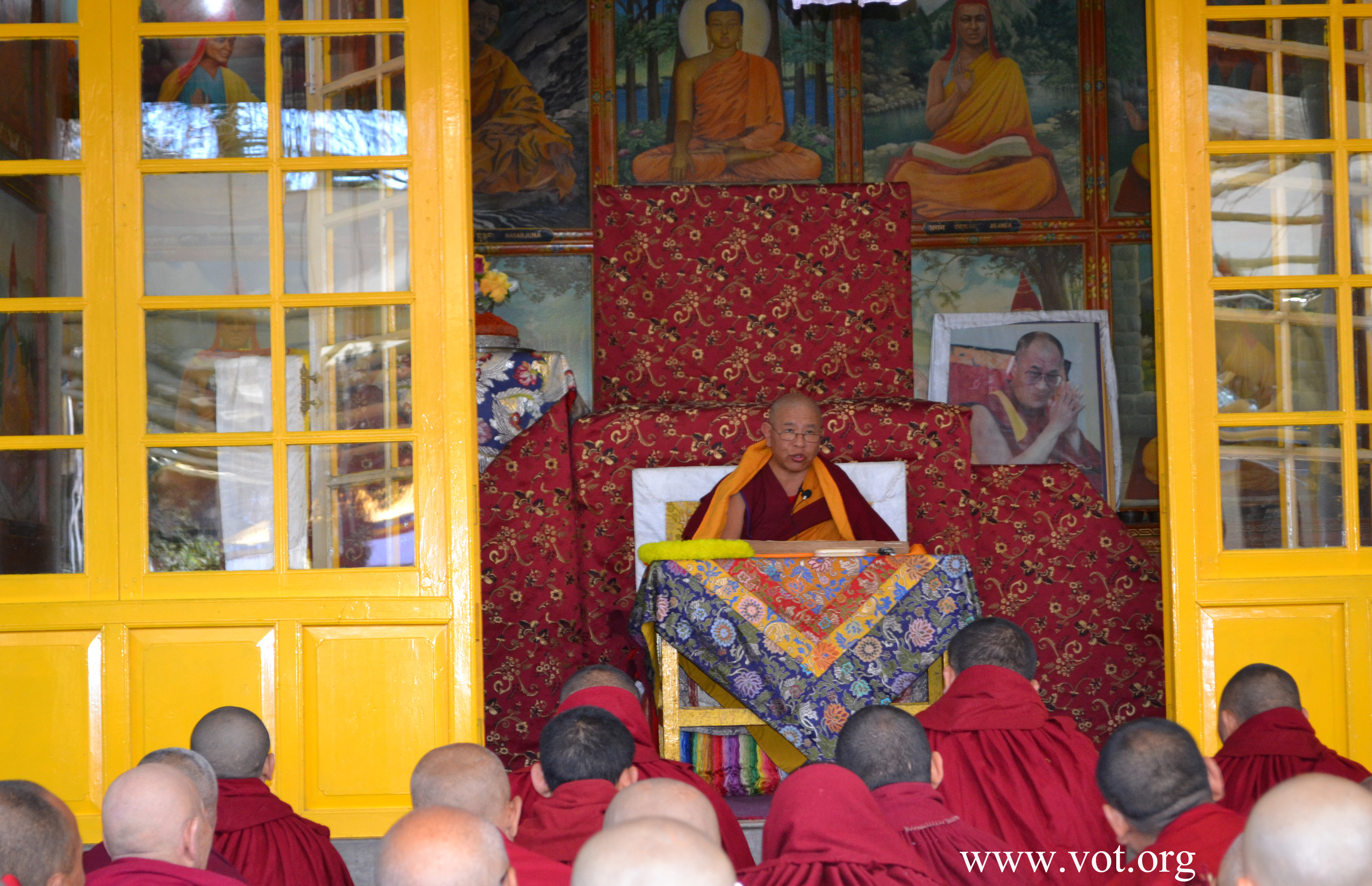 བཞུགས་སྒར་དུ་ཆོ་འཕྲུལ་སྨོན་ལམ་ཆེན་མོ་དབུ་འཛུགས་གནང་པ། བཞུགས་སྒར་དུ་ཆོ་འཕྲུལ་སྨོན་ལམ་ཆེན་མོ་དབུ་འཛུགས་གནང་པ།