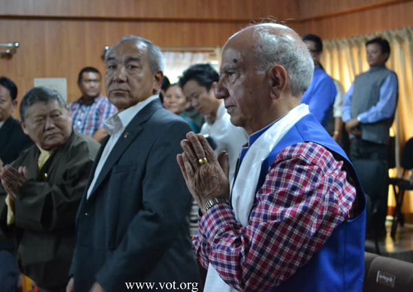 རྒྱ་གར་གྲོས་ཚོགས་འཐུས་མི་སྐུ་ཞབས་ཤན་ཏ་ཀུ་མཱར་མཆོག་གྲོས་ཚོགས་སུ་ཟུར་ཉན་དུ་ཕེབས་པ། རྒྱ་གར་གྲོས་ཚོགས་འཐུས་མི་སྐུ་ཞབས་ཤན་ཏ་ཀུ་མཱར་མཆོག་གྲོས་ཚོགས་སུ་ཟུར་ཉན་དུ་ཕེབས་པ།
