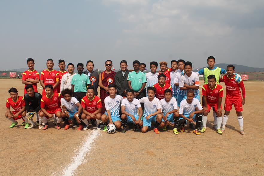 བོད་རྒྱལ་ཡོངས་རྐང་རྩེད་སྤོ་ལོའི་རྩེད་འགྲན་མཐའ་མའི་རྒྱལ་ཕམ་གྱི་འགྲན་བསྡུར་གནང་བཞིན་པ། བོད་རྒྱལ་ཡོངས་རྐང་རྩེད་སྤོ་ལོའི་རྩེད་འགྲན་མཐའ་མའི་རྒྱལ་ཕམ་གྱི་འགྲན་བསྡུར་གནང་བཞིན་པ།