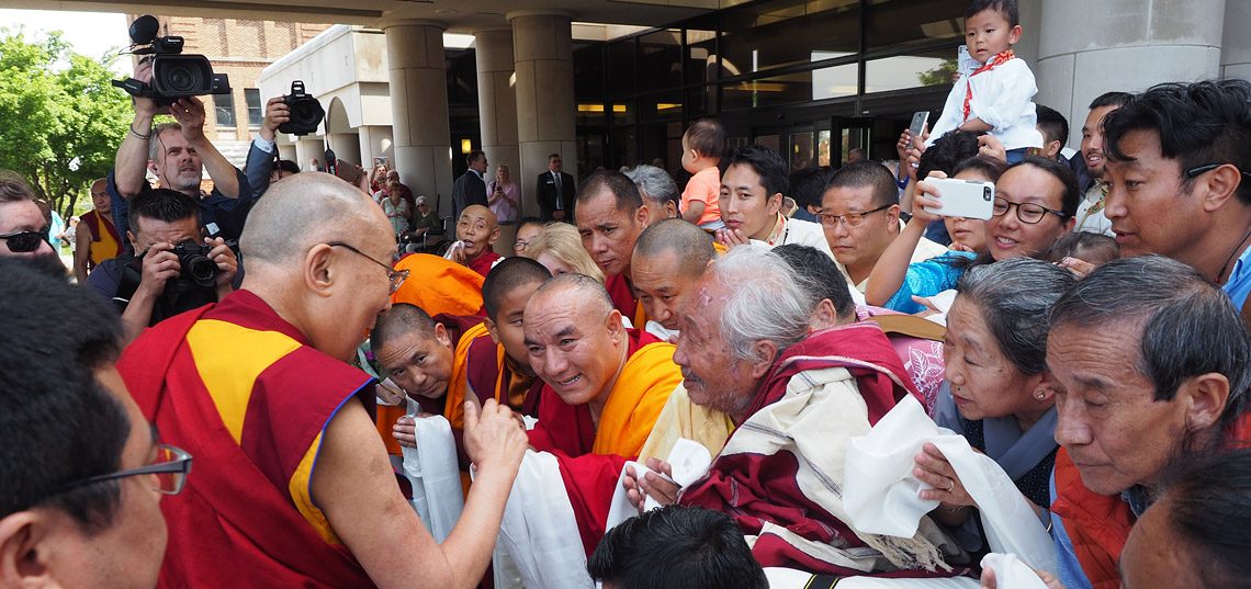 པེ་ཅིང་གི་གནོན་ཤུགས་ལ་ལྟོས་མེད་ཁེལ་ཕོ་ནི་ཡའི་སློབ་མ་དང་མང་ཚོགས་ཁྲི་ཚོ་མང་པོས་༸གོང་ས་མཆོག་ལ་ངང་སྒུག་ཞུ་བཞིན་འདུག པེ་ཅིང་གི་གནོན་ཤུགས་ལ་ལྟོས་མེད་ཁེལ་ཕོ་ནི་ཡའི་སློབ་མ་དང་མང་ཚོགས་ཁྲི་ཚོ་མང་པོས་༸གོང་ས་མཆོག་ལ་ངང་སྒུག་ཞུ་བཞིན་འདུག