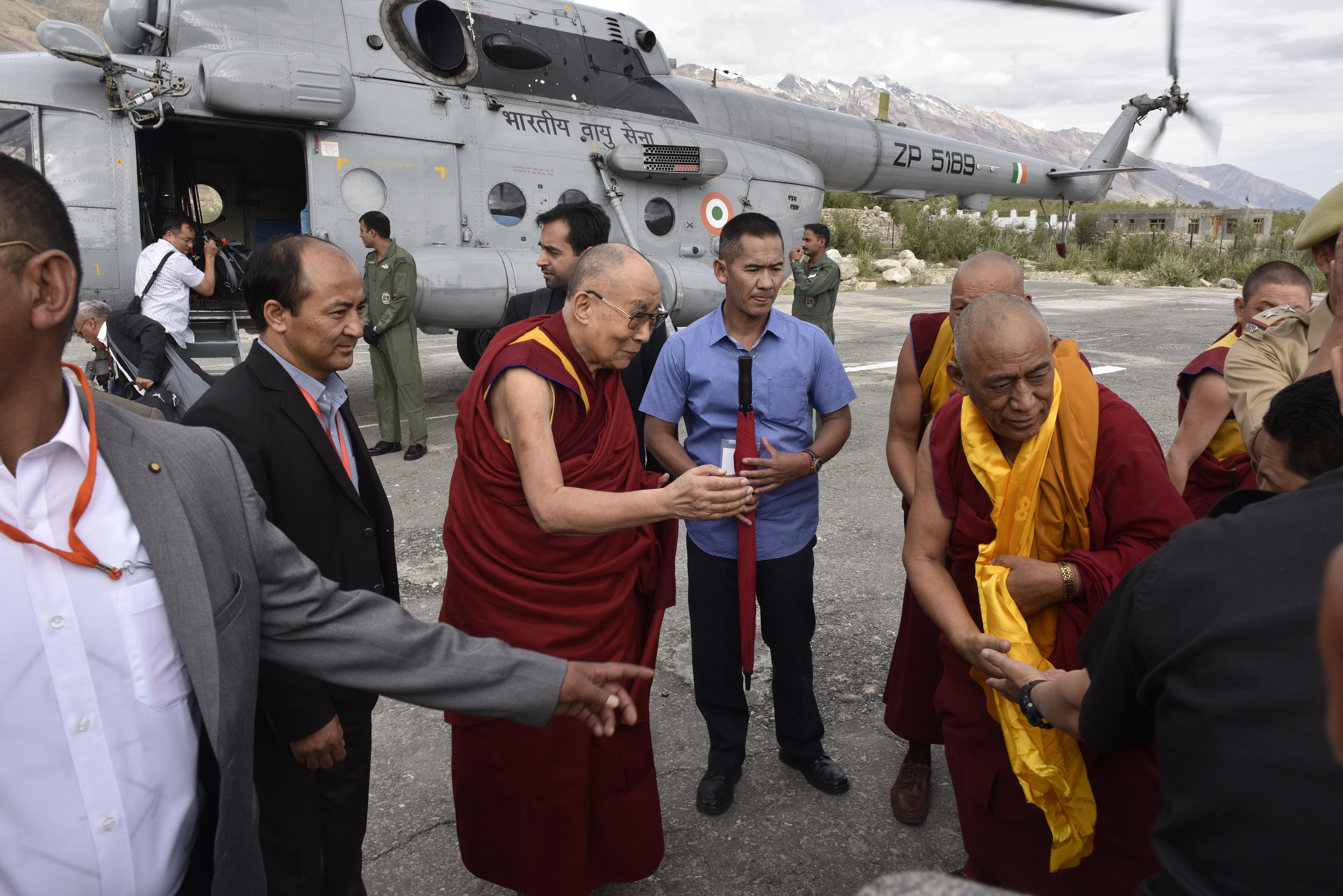 ༸གོང་ས་མཆོག་ཟངས་དཀར་ནང་༸ཞབས་སོར་བདེ་བར་འཁོད་པ། ༸གོང་ས་མཆོག་ཟངས་དཀར་ནང་༸ཞབས་སོར་བདེ་བར་འཁོད་པ།