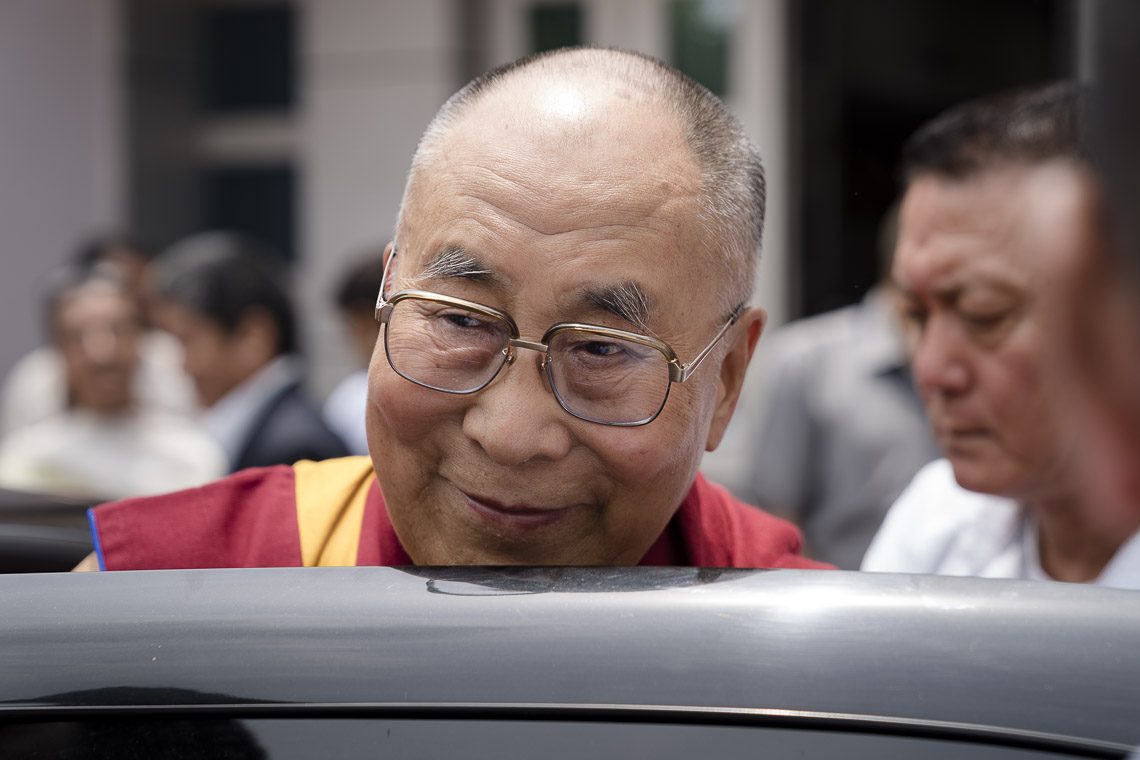 ༸གོང་ས་མཆོག་མུམ་བའེ་ནང་༸ཞབས་སོར་བདེ་བར་འཁོད་འདུག ༸གོང་ས་མཆོག་མུམ་བའེ་ནང་༸ཞབས་སོར་བདེ་བར་འཁོད་འདུག