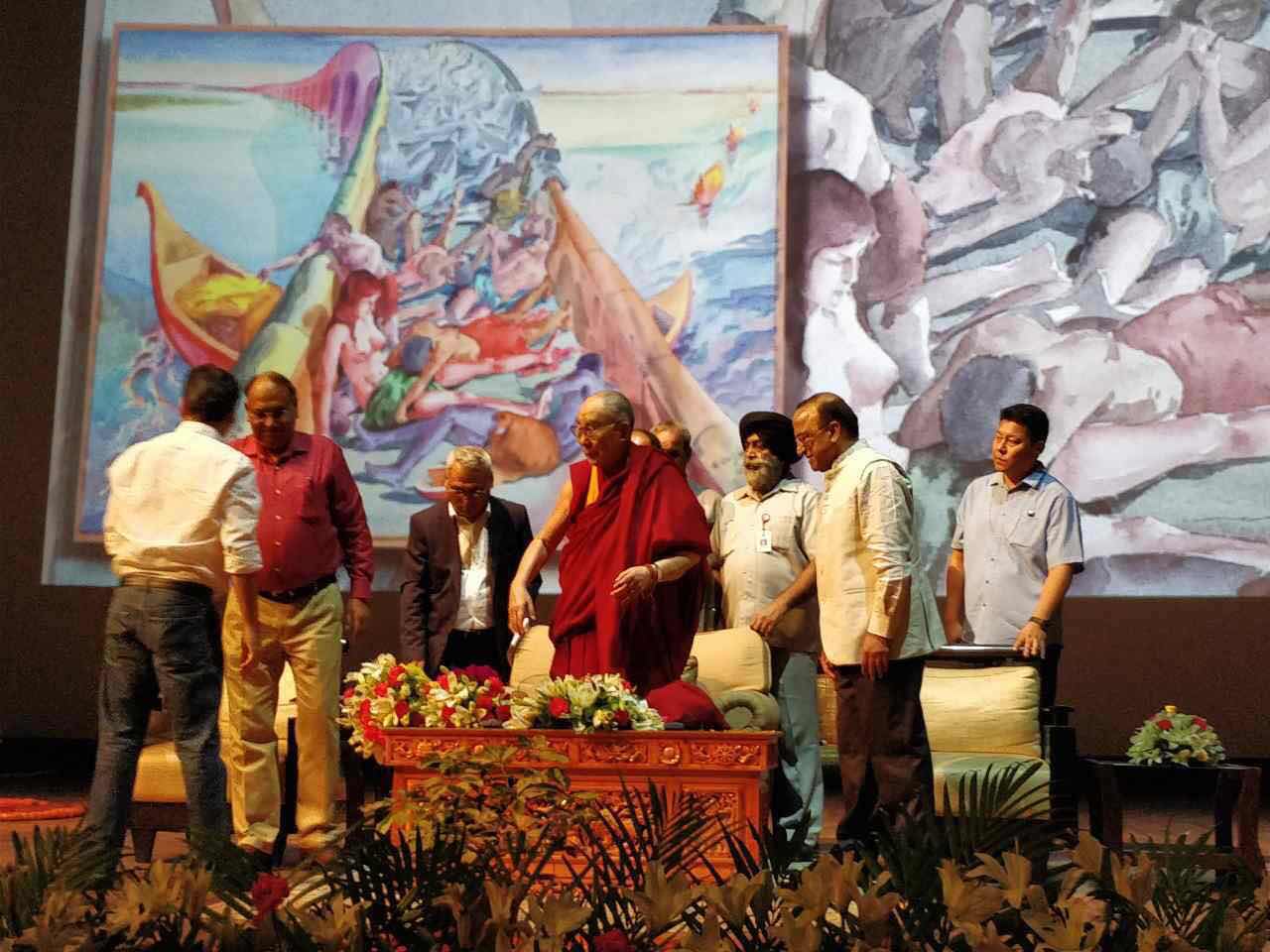 ༸གོང་ས་མཆོག་གིས་རྒྱལ་ས་ལྡི་ལིའི་ས་གནས་མི་མང་ལ་བདེ་སྐྱིད་ཀྱི་གཞི་རྩའི་སྐོར་ལ་ལམ་སྟོན་སྩལ་བ། ༸གོང་ས་མཆོག་གིས་རྒྱལ་ས་ལྡི་ལིའི་ས་གནས་མི་མང་ལ་བདེ་སྐྱིད་ཀྱི་གཞི་རྩའི་སྐོར་ལ་ལམ་སྟོན་སྩལ་བ།