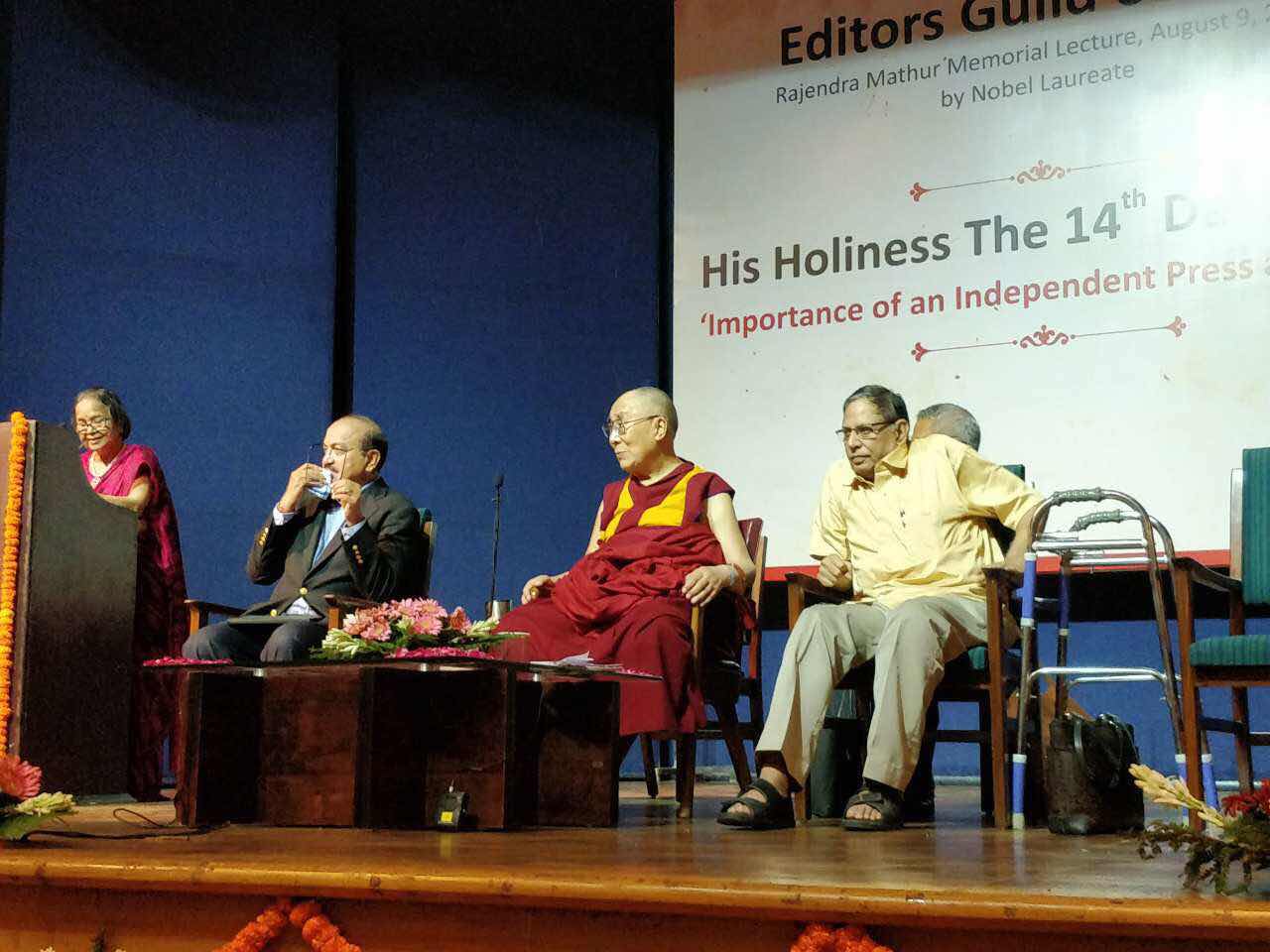 ༸གོང་ས་མཆོག་གིས་རྒྱ་གར་རྒྱལ་ཡོངས་གསར་ཁང་ཁག་གི་རྩོམ་སྒྲིག་ཚོགས་པར་བཀའ་སློབ་སྩལ་བ། ༸གོང་ས་མཆོག་གིས་རྒྱ་གར་རྒྱལ་ཡོངས་གསར་ཁང་ཁག་གི་རྩོམ་སྒྲིག་ཚོགས་པར་བཀའ་སློབ་སྩལ་བ།
