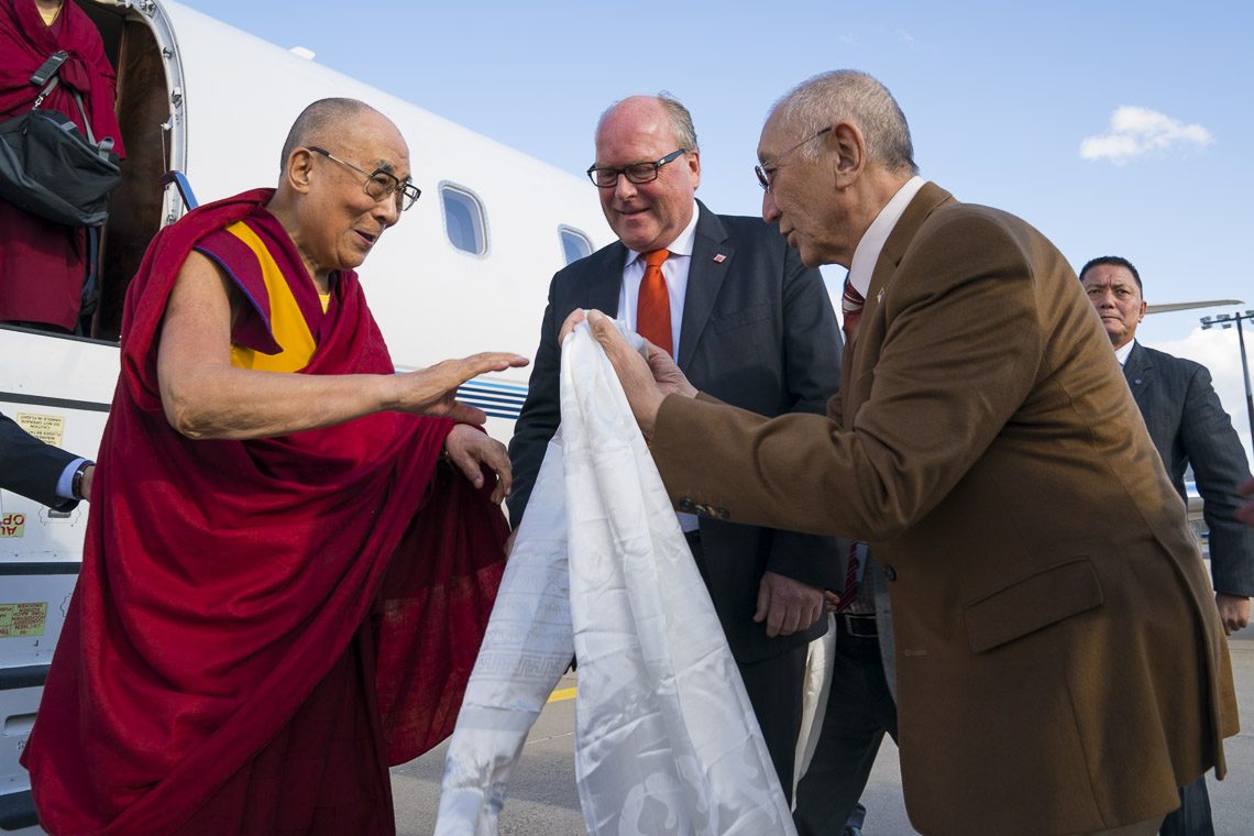 ༸གོང་ས་མཆོག་འཇར་མན་ཧྥ་རན་ཁུ་ཧྥོར་གྲོང་ཁྱེར་ནང་༸ཞབས་སོར་བདེ་བར་འཁོད་པ། ༸གོང་ས་མཆོག་འཇར་མན་ཧྥ་རན་ཁུ་ཧྥོར་གྲོང་ཁྱེར་ནང་༸ཞབས་སོར་བདེ་བར་འཁོད་པ།