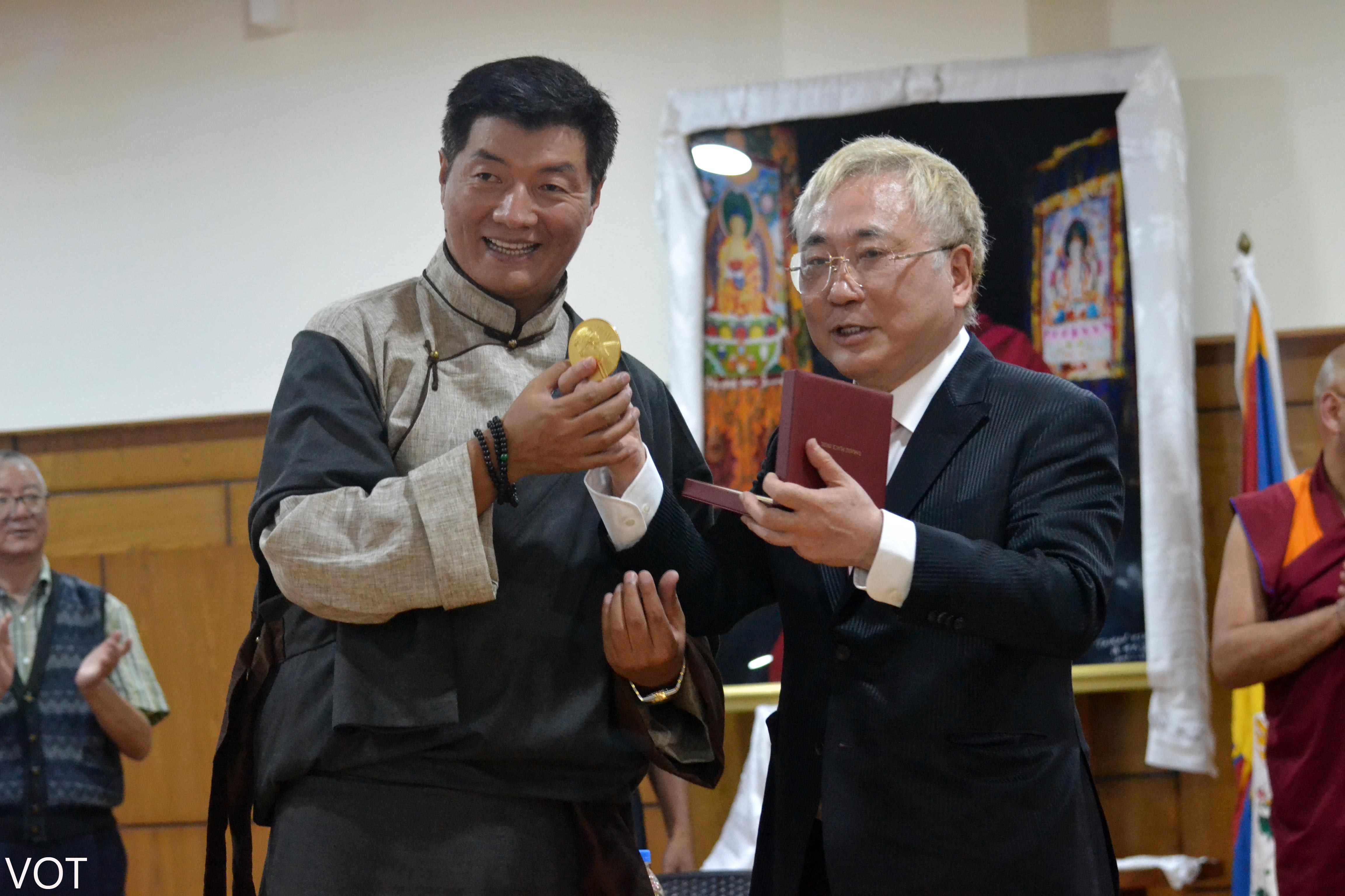 སྲིད་སྐྱོང་མཆོག་ལ་ཏ་ཀ་སུ་ཆེ་བསྟོད་གཟེངས་རྟགས་གནང་སོང་། སྲིད་སྐྱོང་མཆོག་ལ་ཏ་ཀ་སུ་ཆེ་བསྟོད་གཟེངས་རྟགས་གནང་སོང་།