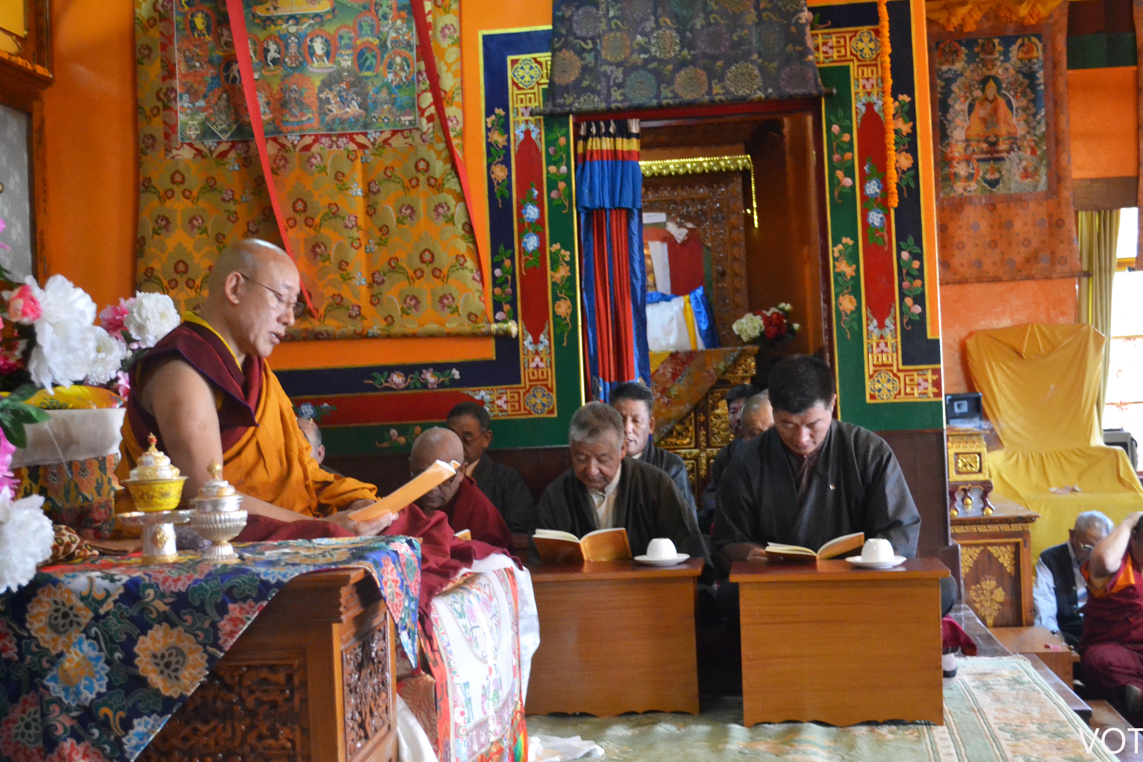 གཞུང་བསྟེན་དགྲ་ལྷའི་གཙོ་བོ་གནས་ཆུང་ཆོས་རྒྱལ་ཆེན་པོའི་སྐུ་རྟེན་མཆོག་ལ་བརྟན་བཞུགས་བསྟར་འབུལ་ཞུས་པ། གཞུང་བསྟེན་དགྲ་ལྷའི་གཙོ་བོ་གནས་ཆུང་ཆོས་རྒྱལ་ཆེན་པོའི་སྐུ་རྟེན་མཆོག་ལ་བརྟན་བཞུགས་བསྟར་འབུལ་ཞུས་པ།
