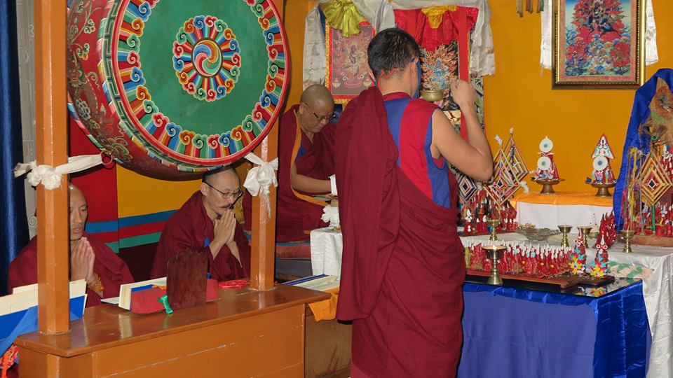 ༸རྒྱལ་བ་སྨན་རིའི་ཁྲི་འཛིན་སོ་བཞི་པ་བསྐོ་གཞག་དང་འབྲེལ་བའི་རྟགས་སྒྲིལ་གྱི་ལས་རིམ་དབུ་འཛུགས་གནང་འདུག ༸རྒྱལ་བ་སྨན་རིའི་ཁྲི་འཛིན་སོ་བཞི་པ་བསྐོ་གཞག་དང་འབྲེལ་བའི་རྟགས་སྒྲིལ་གྱི་ལས་རིམ་དབུ་འཛུགས་གནང་འདུག