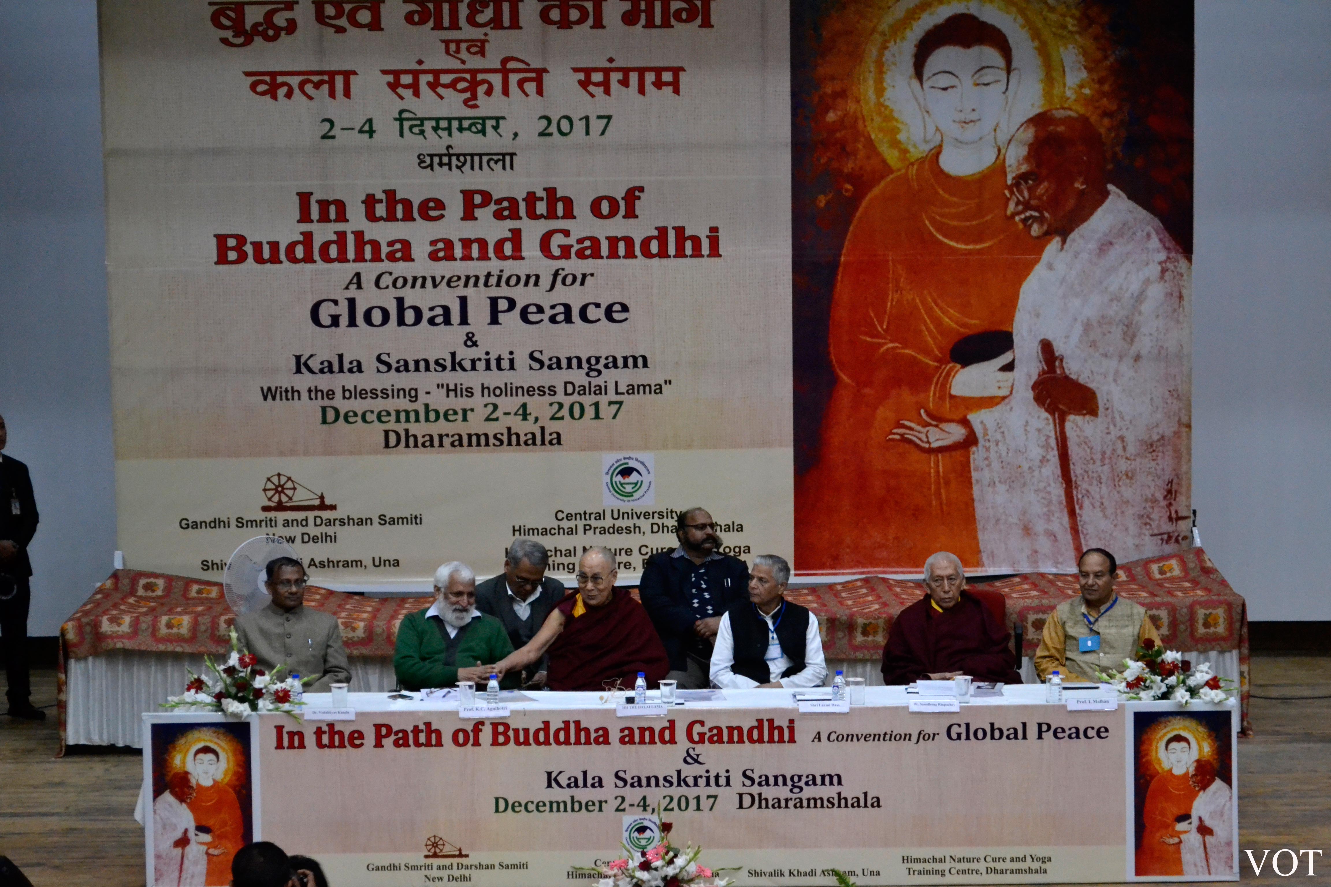 ༸གོང་ས་མཆོག་གིས་རྒྱ་གར་གྱི་གནའ་བོའི་རིག་གཞུང་དེའི་ཐོག་ནས་སངས་རྒྱས་ཤཱཀྱ་ཐུབ་པ་དང་གྷན་དྷི་ཇེ་མང་ཐོན་ཐུབ་པ་བྱེད་ཞེས་ལམ་སྟོན་མཛད་སོང་། ༸གོང་ས་མཆོག་གིས་རྒྱ་གར་གྱི་གནའ་བོའི་རིག་གཞུང་དེའི་ཐོག་ནས་སངས་རྒྱས་ཤཱཀྱ་ཐུབ་པ་དང་གྷན་དྷི་ཇེ་མང་ཐོན་ཐུབ་པ་བྱེད་ཞེས་ལམ་སྟོན་མཛད་སོང་།