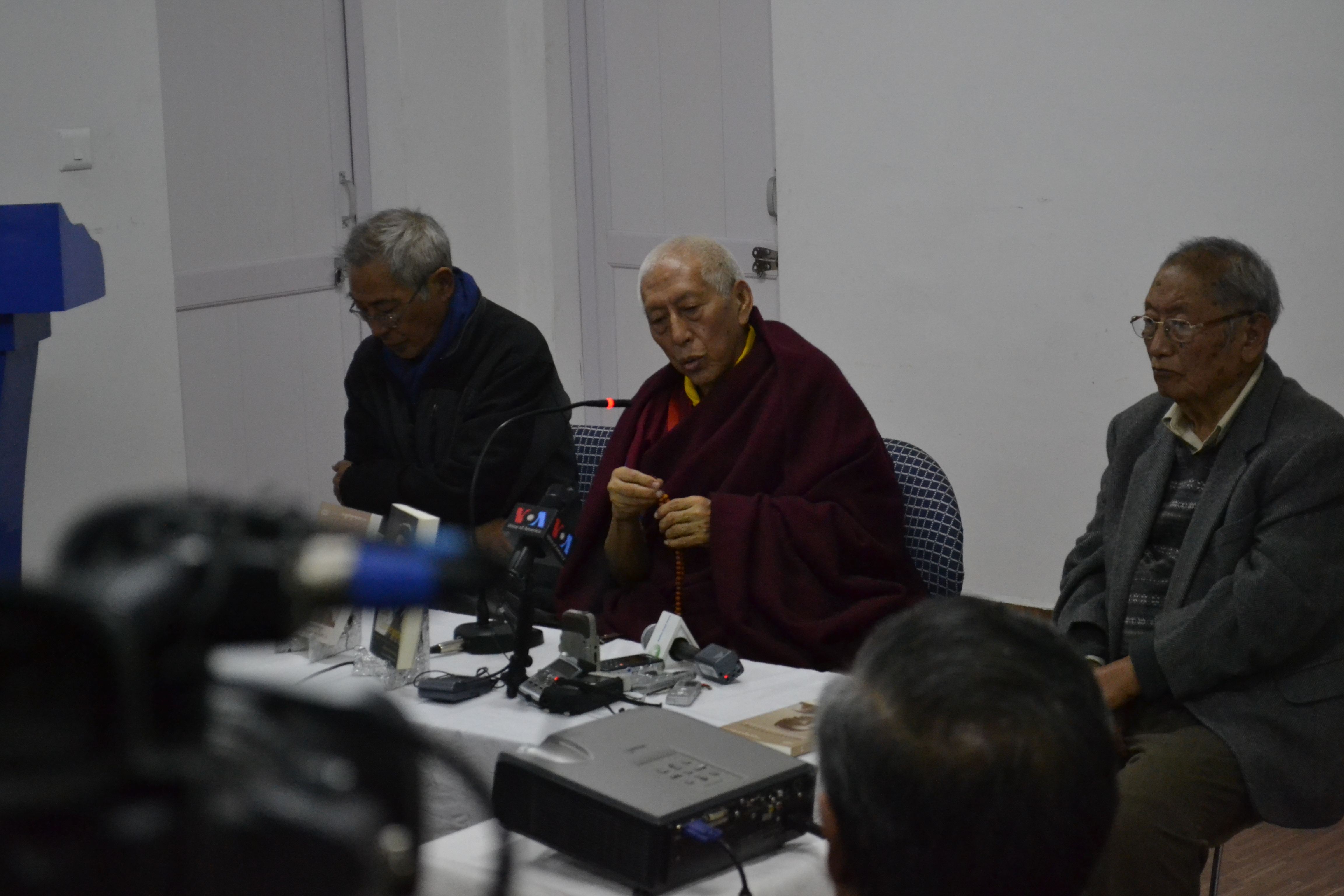 བཀའ་ཟུར་ས་འདུ་རིན་ཆེན་དོན་གྲུབ་མཆོག་གི་མི་ཚེའི་ལོ་རྒྱུས་ཀྱི་དཔེ་དེབ་དབུ་འབྱེད། བཀའ་ཟུར་ས་འདུ་རིན་ཆེན་དོན་གྲུབ་མཆོག་གི་མི་ཚེའི་ལོ་རྒྱུས་ཀྱི་དཔེ་དེབ་དབུ་འབྱེད།