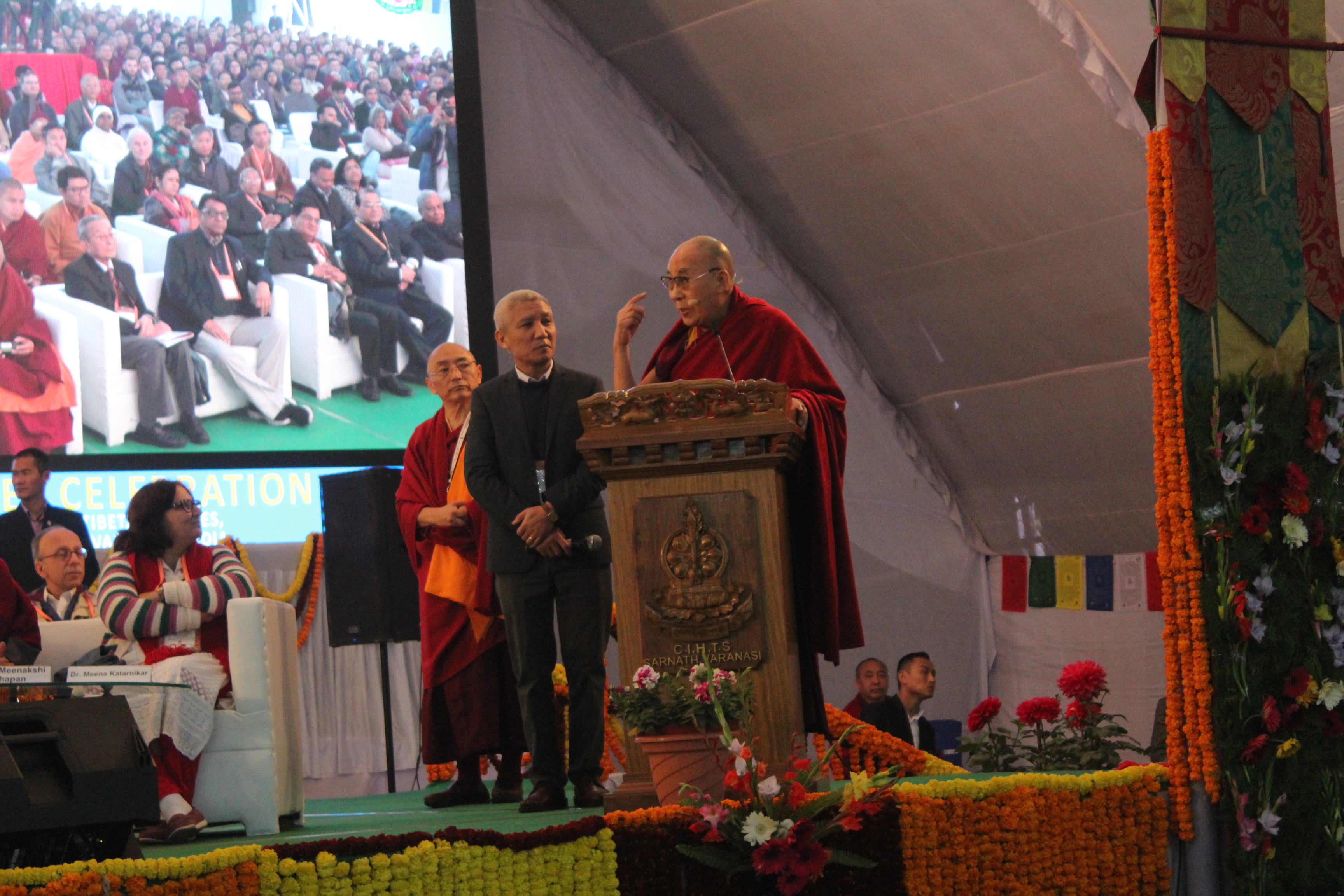 ༸གོང་ས་མཆོག་ནས་རྒྱལ་སྤྱིའི་བགྲོ་གླེང་ཚོགས་འདུའི་ཐོག་དབུ་བཞུགས་མཛད་པ། ༸གོང་ས་མཆོག་ནས་རྒྱལ་སྤྱིའི་བགྲོ་གླེང་ཚོགས་འདུའི་ཐོག་དབུ་བཞུགས་མཛད་པ།