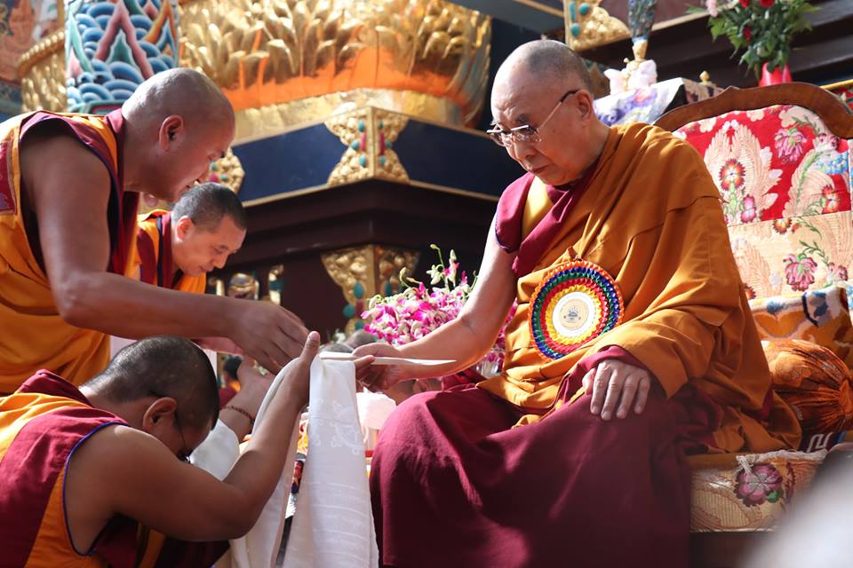 ༸གོང་ས་མཆོག་གིས་རྣམ་གྲོལ་གླིང་དགོན་པའི་བསླབ་པ་མཐར་སོན་གྱི་སློབ་དཔོན་ཚོར་ཕྱག་འཁྱེར་དང་བཀའ་སློབ་བསྩལ་བ། ༸གོང་ས་མཆོག་གིས་རྣམ་གྲོལ་གླིང་དགོན་པའི་བསླབ་པ་མཐར་སོན་གྱི་སློབ་དཔོན་ཚོར་ཕྱག་འཁྱེར་དང་བཀའ་སློབ་བསྩལ་བ།