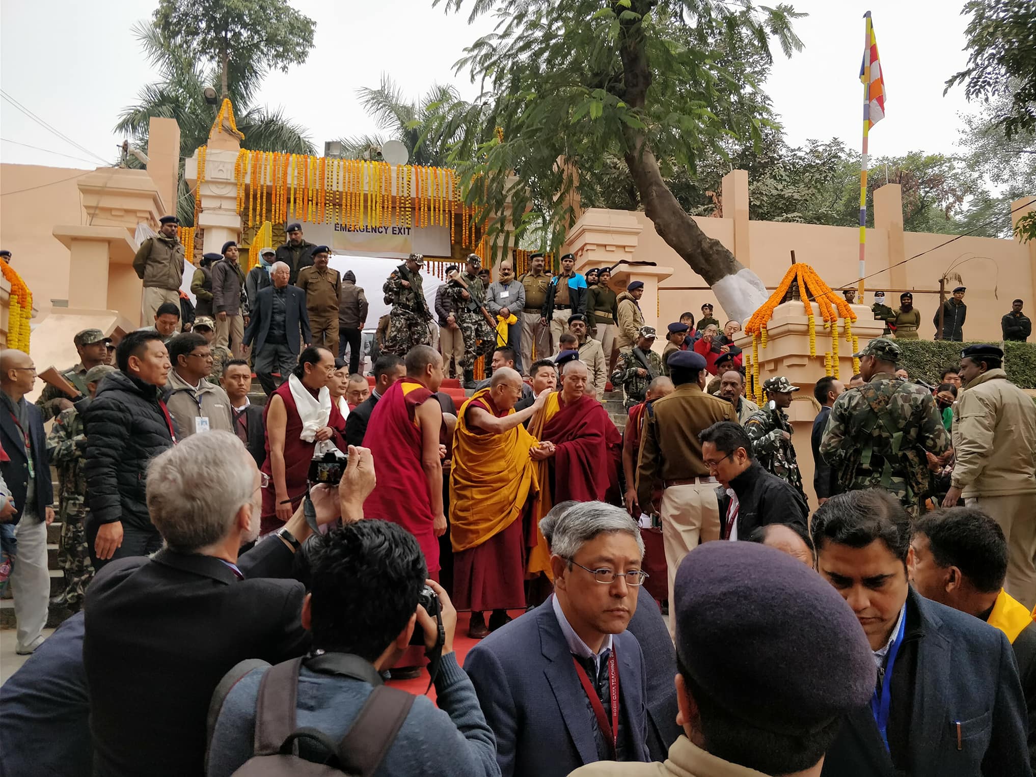 ༸གོང་ས་མཆོག་ཝ་ར་ཎ་སི་ནས་གནས་མཆོག་རྡོ་རྗེ་གདན་དུ་༸ཞབས་སོར་བདེ་བར་འཁོད་གནང་བ། ༸གོང་ས་མཆོག་ཝ་ར་ཎ་སི་ནས་གནས་མཆོག་རྡོ་རྗེ་གདན་དུ་༸ཞབས་སོར་བདེ་བར་འཁོད་གནང་བ།
