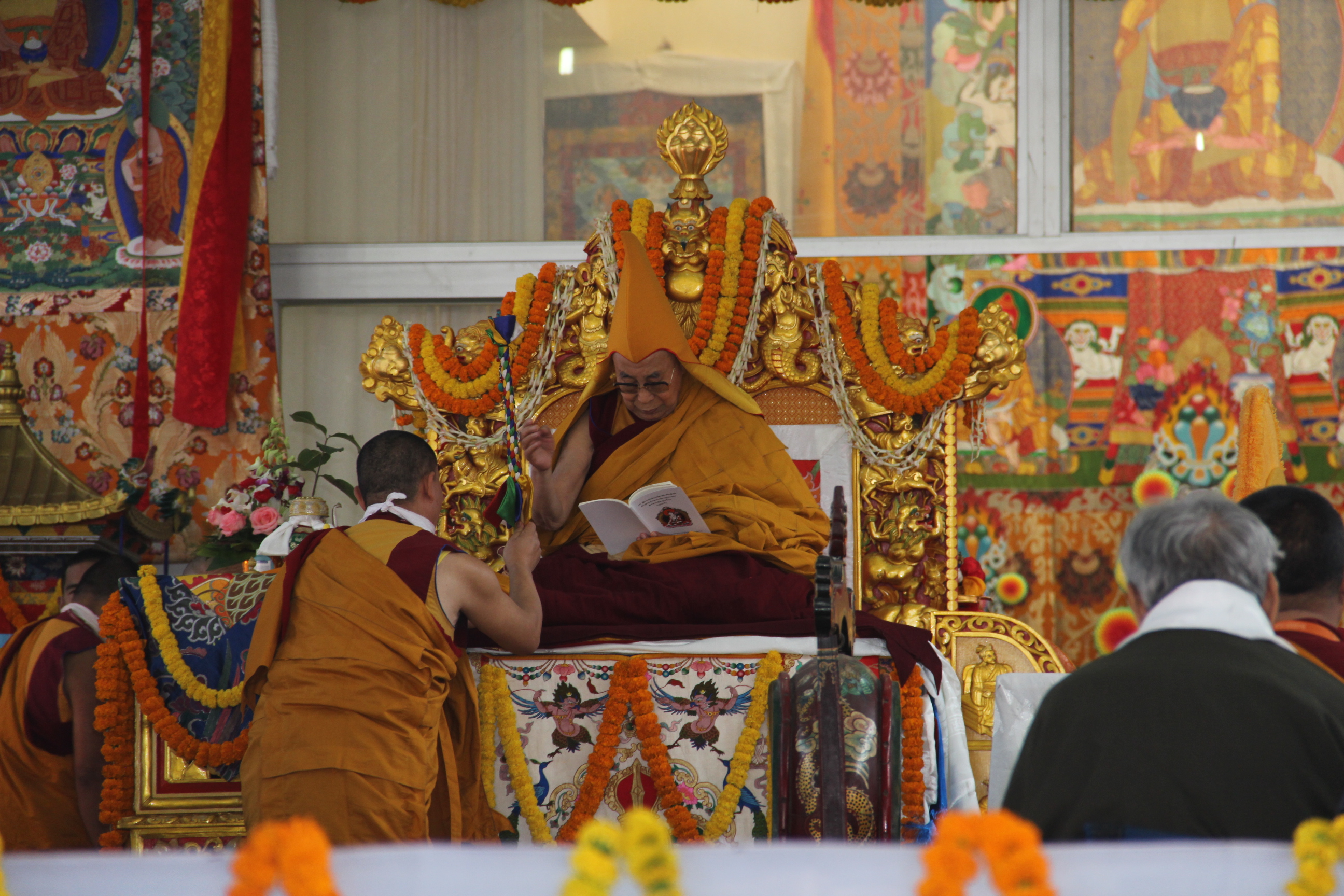 སྤྱན་རས་གཟིགས་ཀྱི་བཀའ་དབང་དང་བརྟན་བཞུགས་བསྟར་འབུལ། སྤྱན་རས་གཟིགས་ཀྱི་བཀའ་དབང་དང་བརྟན་བཞུགས་བསྟར་འབུལ།