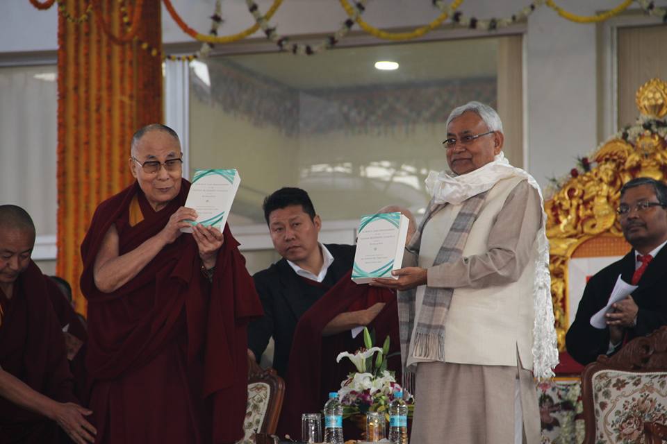 ༸གོང་ས་མཆོག་དང་བྷི་ཧར་མངའ་སྡེའི་སྤྱི་ཁྱབ་བློན་ཆེན་མཆོག་ནས་ནང་པའི་ཚན་རིག་དང་ལྟ་གྲུབ་ཀུན་བཏུས་ཀྱི་ཕྱག་དེབ་གསར་པ་ཞིག་དབུ་འབྱེད་མཛད་པ། ༸གོང་ས་མཆོག་དང་བྷི་ཧར་མངའ་སྡེའི་སྤྱི་ཁྱབ་བློན་ཆེན་མཆོག་ནས་ནང་པའི་ཚན་རིག་དང་ལྟ་གྲུབ་ཀུན་བཏུས་ཀྱི་ཕྱག་དེབ་གསར་པ་ཞིག་དབུ་འབྱེད་མཛད་པ།