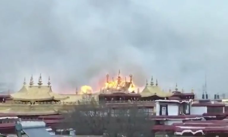 ལྷ་སའི་ཇོ་ཁང་གི་འདུ་ཁང་ཨ་མ་དང་རྒྱ་ཕིབས་ལ་གནོད་སྐྱོན་ཕོག་པ་ར་འཕྲོད་བྱུང་འདུག ལྷ་སའི་ཇོ་ཁང་གི་འདུ་ཁང་ཨ་མ་དང་རྒྱ་ཕིབས་ལ་གནོད་སྐྱོན་ཕོག་པ་ར་འཕྲོད་བྱུང་འདུག