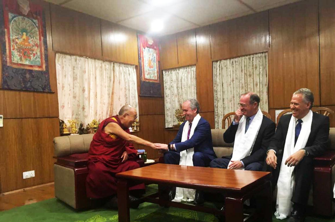 ༸གོང་ས་མཆོག་ནས་ཨ་རིའི་བྱམས་བརྩེའི་གྲོང་ཁྱེར་གཉིས་ཀྱི་སྤྱི་ཁྱབ་དང་མཇལ་མོལ་མཛད་པ། ༸གོང་ས་མཆོག་ནས་ཨ་རིའི་བྱམས་བརྩེའི་གྲོང་ཁྱེར་གཉིས་ཀྱི་སྤྱི་ཁྱབ་དང་མཇལ་མོལ་མཛད་པ།