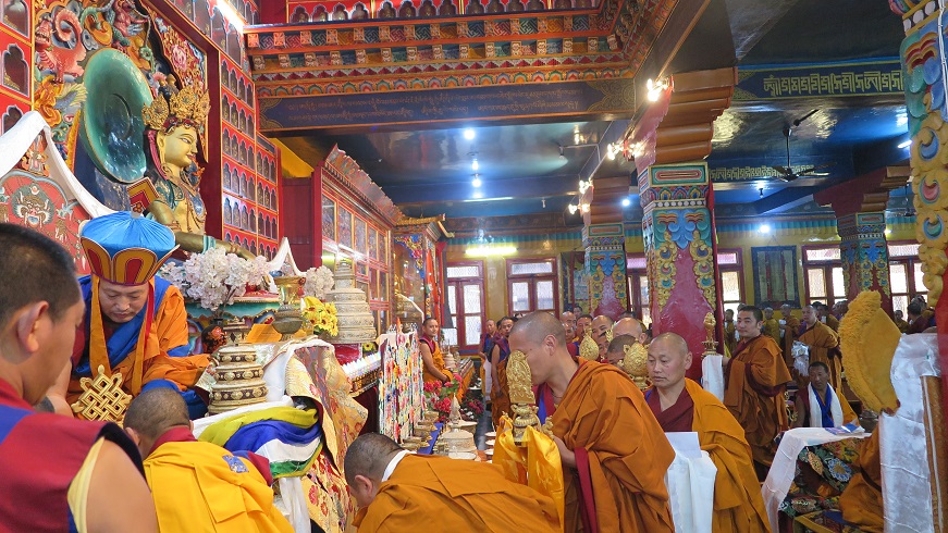 ༸སྐྱབས་རྗེ་སྨན་རིའི་ཁྲི་འཛིན་ ༣༤ པ་མཆོག་གསེར་ཁྲིར་མངའ་གསོལ་གནང་བ། ༸སྐྱབས་རྗེ་སྨན་རིའི་ཁྲི་འཛིན་ ༣༤ པ་མཆོག་གསེར་ཁྲིར་མངའ་གསོལ་གནང་བ།