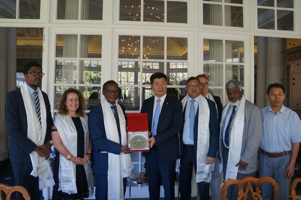 སྲིད་སྐྱོང་མཆོག་ལྷོ་ཨ་ཕི་རི་ཀའི་གྲོས་ཚོགས་འཐུས་མི་ཁག་ཅིག་དང་མཇལ་མོལ། སྲིད་སྐྱོང་མཆོག་ལྷོ་ཨ་ཕི་རི་ཀའི་གྲོས་ཚོགས་འཐུས་མི་ཁག་ཅིག་དང་མཇལ་མོལ།