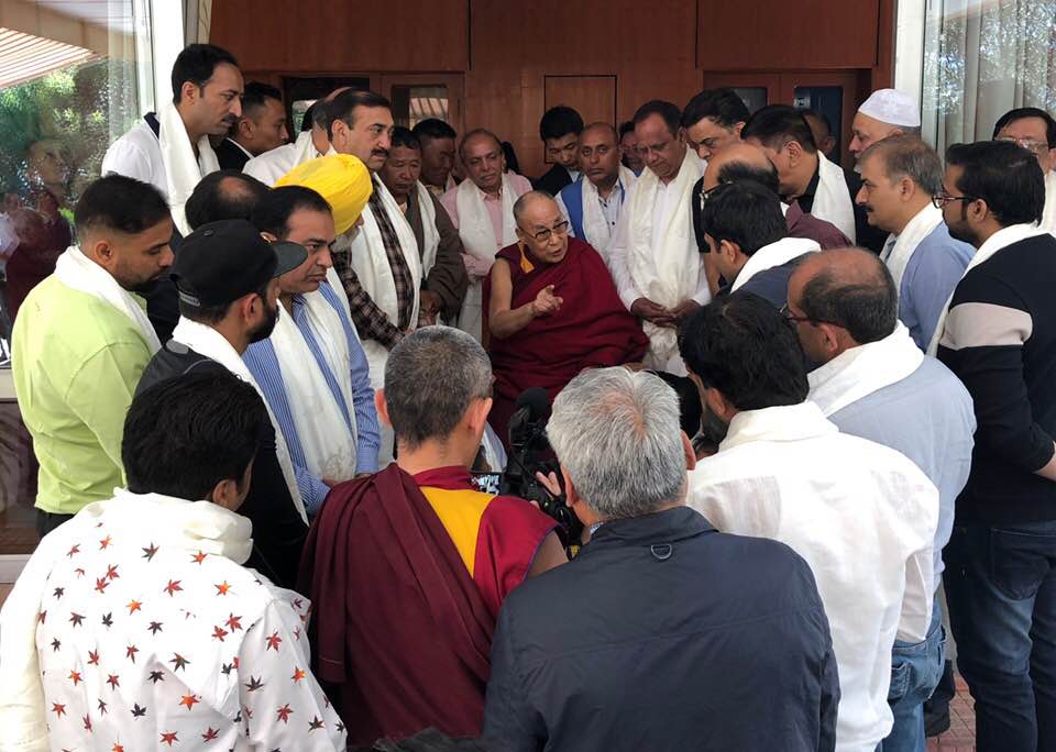 དཔལ་འབྱོར་བཟོ་བ་དང་དེ་མཚུངས་མ་འོངས་པར་གཞན་ལ་ཕན་པའི་ཕྱག་ལས་གནང་དགོས་གལ་ཡིན་པའི་ལམ་སྟོན་བསྩལ་བ། དཔལ་འབྱོར་བཟོ་བ་དང་དེ་མཚུངས་མ་འོངས་པར་གཞན་ལ་ཕན་པའི་ཕྱག་ལས་གནང་དགོས་གལ་ཡིན་པའི་ལམ་སྟོན་བསྩལ་བ།