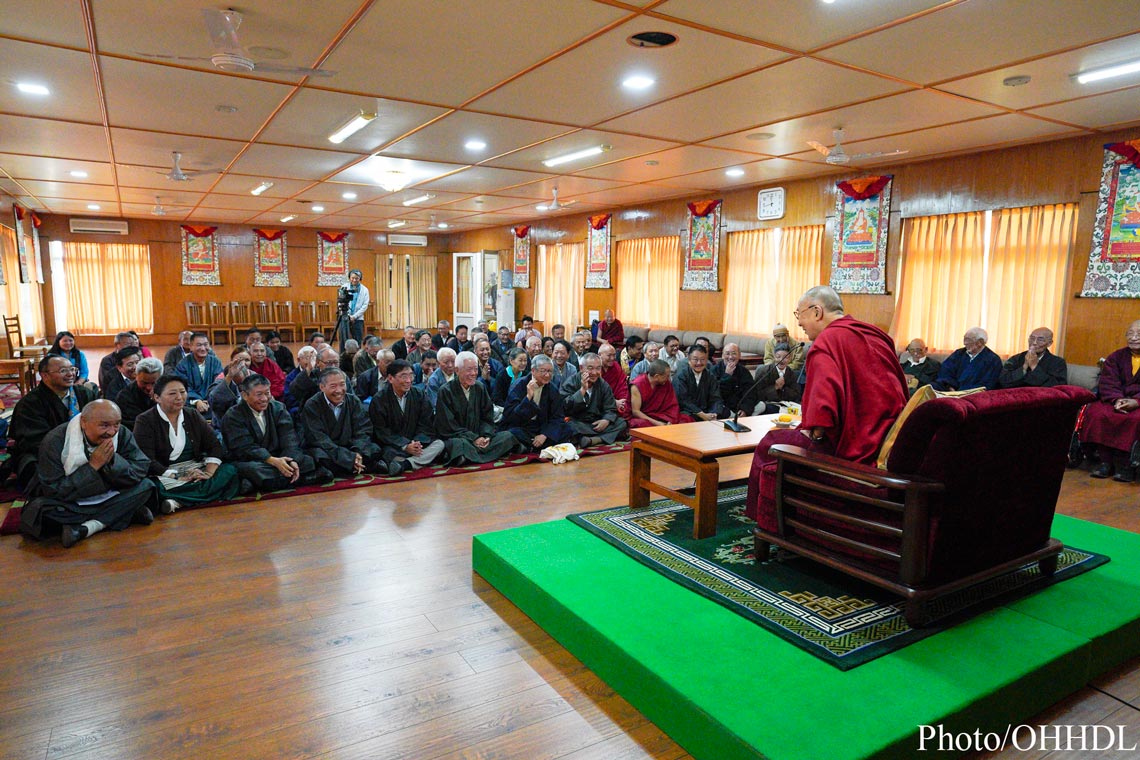 ༸གོང་ས་མཆོག་གིས་གཞུང་ཞབས་བགྲེས་ཡོལ་བ་རྣམས་ལ་དམིགས་བསལ་མཇལ་ཁ་བསྩལ་བ། ༸གོང་ས་མཆོག་གིས་གཞུང་ཞབས་བགྲེས་ཡོལ་བ་རྣམས་ལ་དམིགས་བསལ་མཇལ་ཁ་བསྩལ་བ།