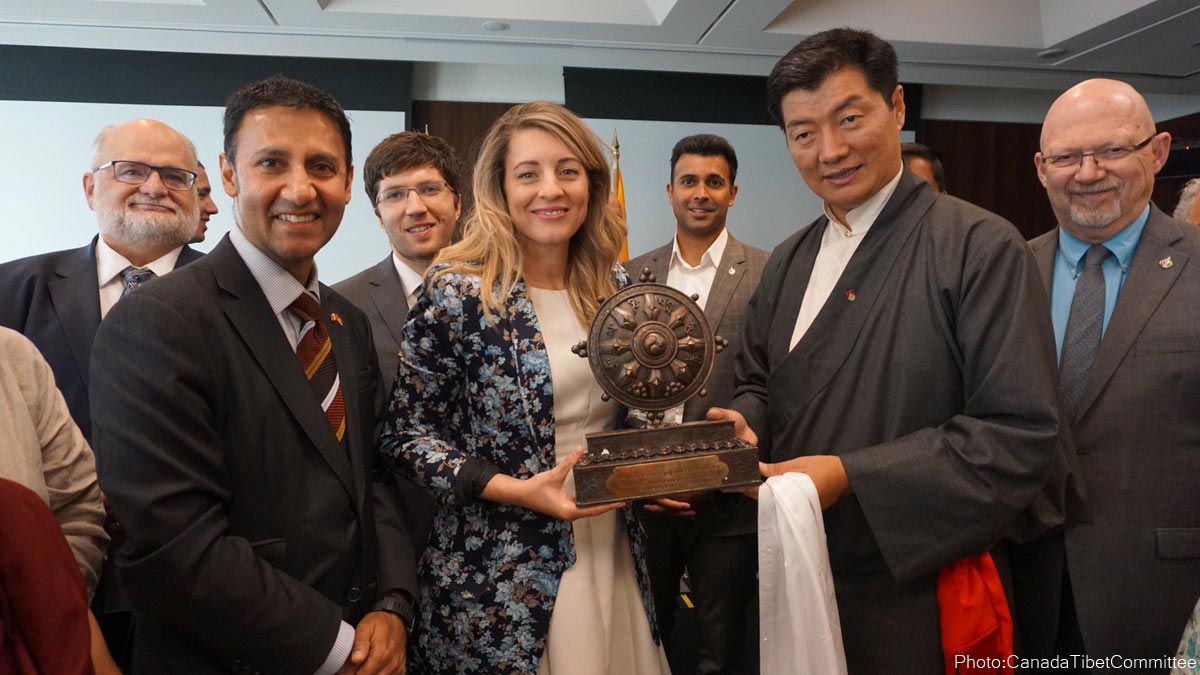 སྲིད་སྐྱོང་མཆོག་དབུ་བཞུགས་ཐོག་ཁེ་ན་ཌའི་གཞུང་མང་གཉིས་ལ་ཐུགས་རྗེ་ཆེ་ཞུའི་ལས་རིམ་ཚོགས་འདུག སྲིད་སྐྱོང་མཆོག་དབུ་བཞུགས་ཐོག་ཁེ་ན་ཌའི་གཞུང་མང་གཉིས་ལ་ཐུགས་རྗེ་ཆེ་ཞུའི་ལས་རིམ་ཚོགས་འདུག
