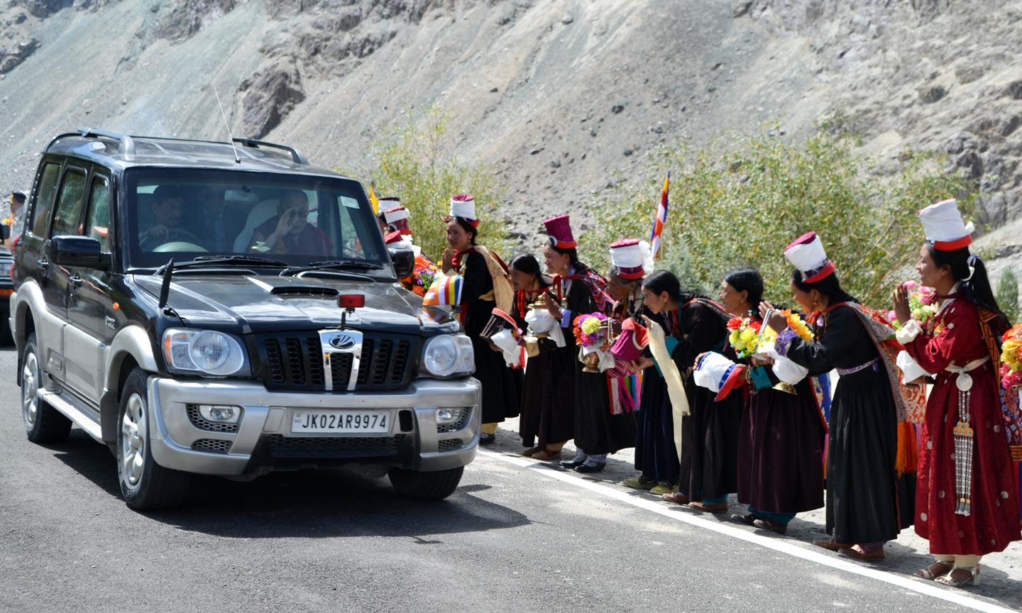 ༸གོང་ས་མཆོག་ལ་དྭགས་ཀྱི་ནུབ་ར་ཁུལ་དུ་༸ཞབས་སོར་བདེ་བར་འཁོད་སྐབས་ས་གནས་མི་མང་ཚོས་ཕེབས་བསུ་གཟབ་རྒྱས་ཞུས་པ། ༸གོང་ས་མཆོག་ལ་དྭགས་ཀྱི་ནུབ་ར་ཁུལ་དུ་༸ཞབས་སོར་བདེ་བར་འཁོད་སྐབས་ས་གནས་མི་མང་ཚོས་ཕེབས་བསུ་གཟབ་རྒྱས་ཞུས་པ།