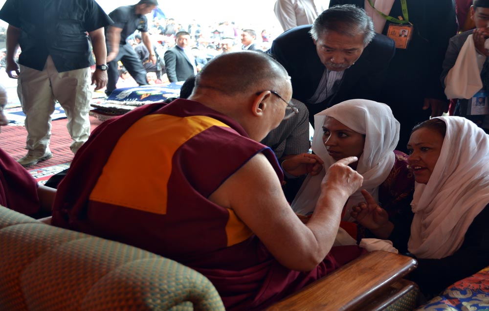 ༸གོང་ས་མཆོག་གིས་ལྡུམ་ར་ཁུལ་གྱི་མང་ཚོགས་ལ་ཆོས་འབྲེལ་དང་ས་གནས་ཁ་ཆེའི་སྐུ་ཚབ་རྣམས་ལ་དམིགས་བསལ་ལམ་སྟོན་མཛད་པ། ༸གོང་ས་མཆོག་གིས་ལྡུམ་ར་ཁུལ་གྱི་མང་ཚོགས་ལ་ཆོས་འབྲེལ་དང་ས་གནས་ཁ་ཆེའི་སྐུ་ཚབ་རྣམས་ལ་དམིགས་བསལ་ལམ་སྟོན་མཛད་པ།