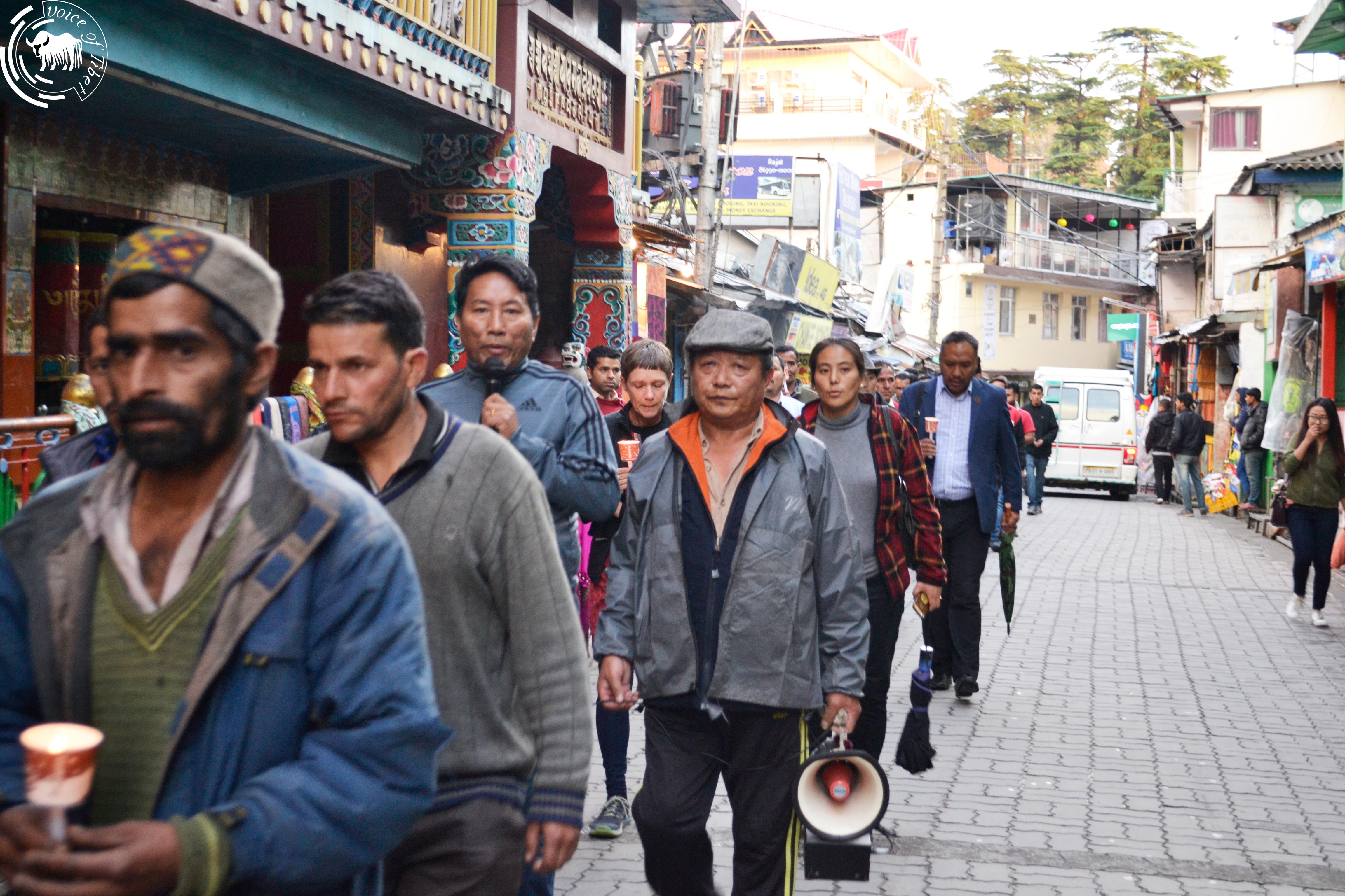 དྷ་ས་བོད་མི་ཚོས་རླངས་འཁོར་བརྡབ་རྐྱེན་འོག་འདས་གྲོངས་སུ་གྱུར་བའི་རྒྱ་གར་གྱི་སློབ་ཕྲུག་རྣམས་ལ་གདུང་སེམས་མཉམ་བསྐྱེད་ཀྱི་མར་མེ་ཁྲོམ་སྐོར་གནང་བ། དྷ་ས་བོད་མི་ཚོས་རླངས་འཁོར་བརྡབ་རྐྱེན་འོག་འདས་གྲོངས་སུ་གྱུར་བའི་རྒྱ་གར་གྱི་སློབ་ཕྲུག་རྣམས་ལ་གདུང་སེམས་མཉམ་བསྐྱེད་ཀྱི་མར་མེ་ཁྲོམ་སྐོར་གནང་བ།