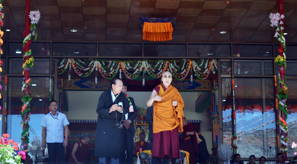 ལ་དྭགས་མི་མང་ཚོས་༸གོང་ས་མཆོག་གི་༸སྐུའི་འཁྲུངས་སྐར་དུས་སྟོན་ཆེན་པོ་ཞིག་གི་ངོ་བོའི་ཐོག་ནས་སྲུང་བརྩི་ཞུས་པ། ལ་དྭགས་མི་མང་ཚོས་༸གོང་ས་མཆོག་གི་༸སྐུའི་འཁྲུངས་སྐར་དུས་སྟོན་ཆེན་པོ་ཞིག་གི་ངོ་བོའི་ཐོག་ནས་སྲུང་བརྩི་ཞུས་པ།