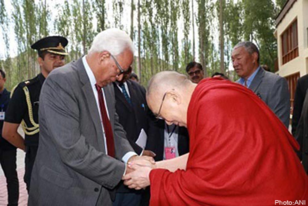 རྒྱ་གར་བྱང་ཕྱོགས་ཇཱམུ་ཀཤྨིར་མངའ་མངའ་སྡེའི་སྲིད་སྐྱོང་མཆོག་ནས་༸གོང་ས་མཆོག་དང་མཇལ་འཕྲད་ཞུས་པ། རྒྱ་གར་བྱང་ཕྱོགས་ཇཱམུ་ཀཤྨིར་མངའ་མངའ་སྡེའི་སྲིད་སྐྱོང་མཆོག་ནས་༸གོང་ས་མཆོག་དང་མཇལ་འཕྲད་ཞུས་པ།