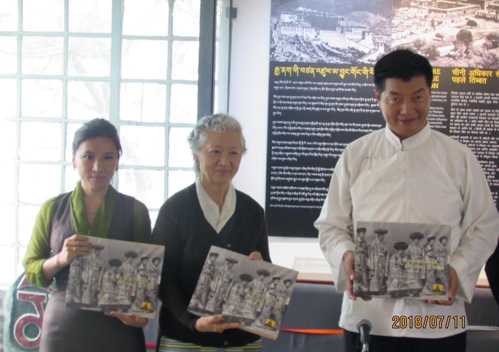 སྟག་ལྷ་རྣམ་རྒྱལ་ལྷ་མོ་ལགས་ཀྱིས་བརྩམས་པའི་བོད་ཀྱི་ཆས་གོས་དང་རྒྱན་ཆ་ཞེས་པའི་དཔེ་དེབ་དབུ་འབྱེད་གནང་བ། སྟག་ལྷ་རྣམ་རྒྱལ་ལྷ་མོ་ལགས་ཀྱིས་བརྩམས་པའི་བོད་ཀྱི་ཆས་གོས་དང་རྒྱན་ཆ་ཞེས་པའི་དཔེ་དེབ་དབུ་འབྱེད་གནང་བ།