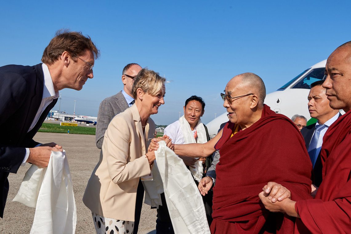༸གོང་ས་མཆོག་ Rotterdam ནང་༸ཞབས་སོར་བདེ་བར་འཁོད་པ། ༸གོང་ས་མཆོག་ Rotterdam ནང་༸ཞབས་སོར་བདེ་བར་འཁོད་པ།